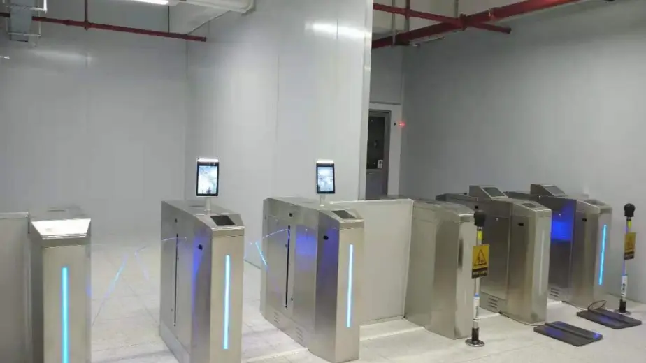 Antystatyczna brama dostępu