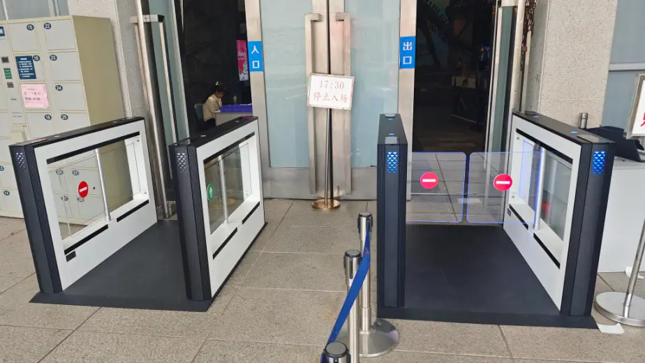 Turnikety wejściowe do muzeum