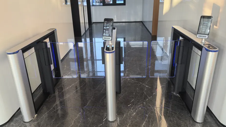 Brama wahadłowa z rozpoznawaniem twarzy w budynku korporacyjnym