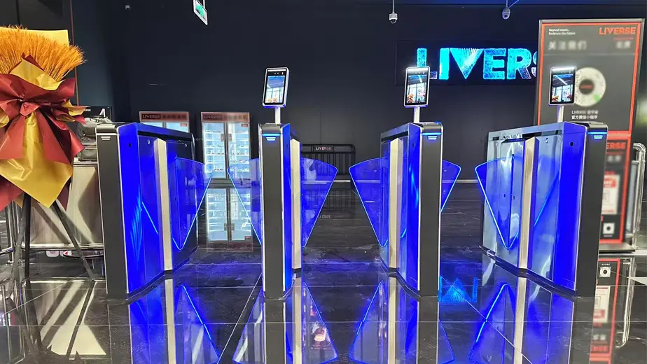 Bramka barierowa z inteligentnymi klapkami z rozpoznawaniem twarzy